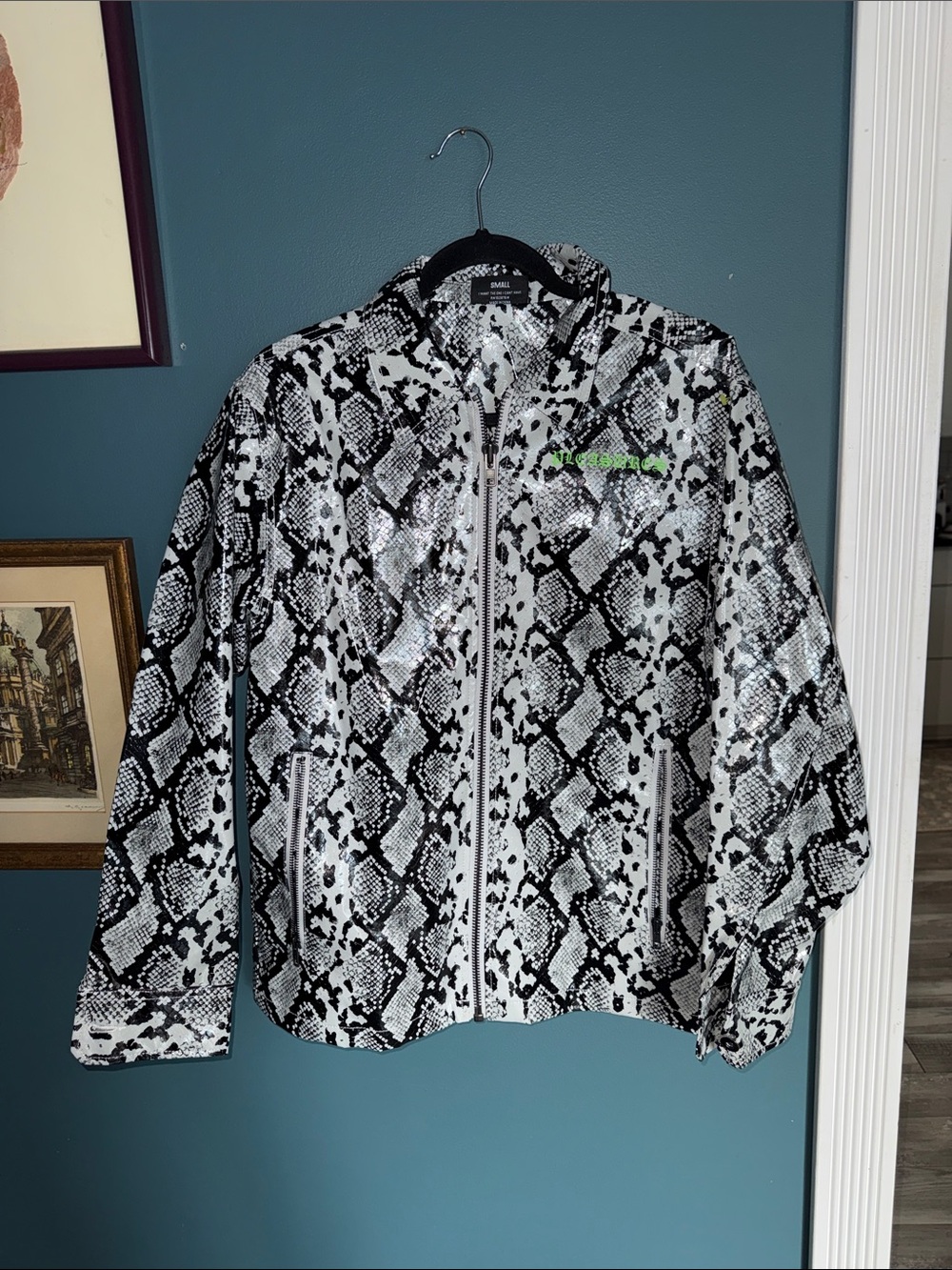 Men's Black & White Snake-Print Lightweight Jacket